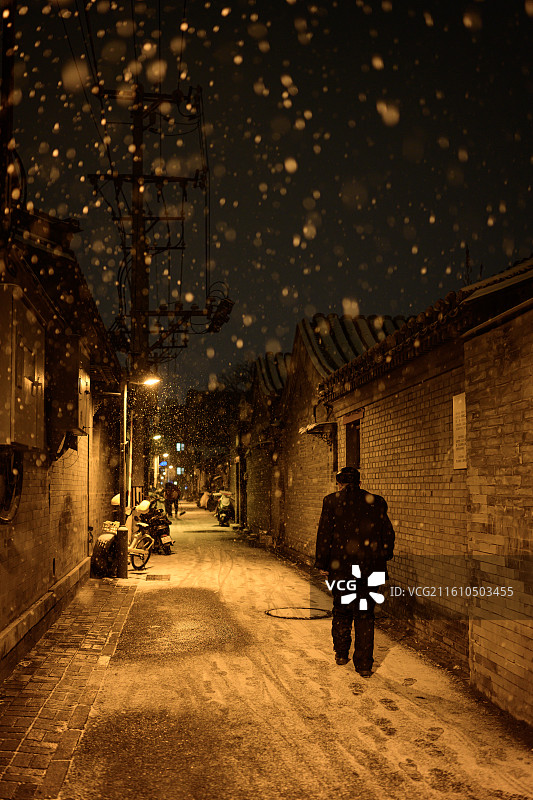 2025年12月12日，北京下起了第一场雪，雪中的胡同夜景图片素材