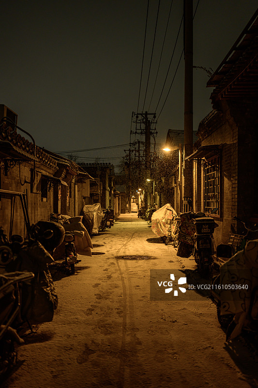 2025年12月12日，北京下起了第一场雪，雪中的胡同夜景图片素材