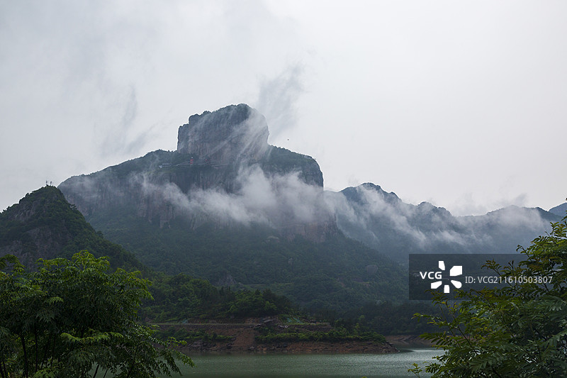 云雾中的中雁荡山玉甑峰图片素材