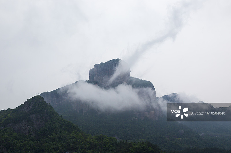 云雾中的中雁荡山玉甑峰图片素材