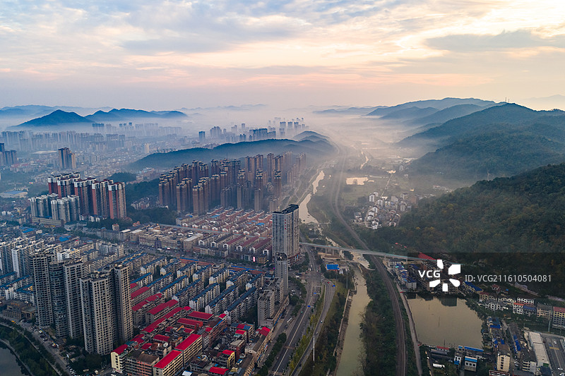 航拍湖北咸宁赤壁市城市清晨风光图片素材