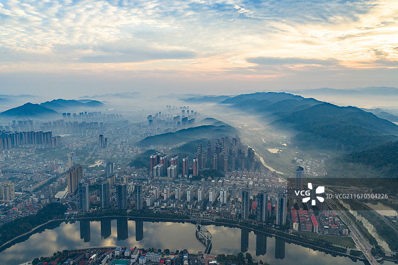 航拍湖北咸宁赤壁市城市清晨风光图片素材