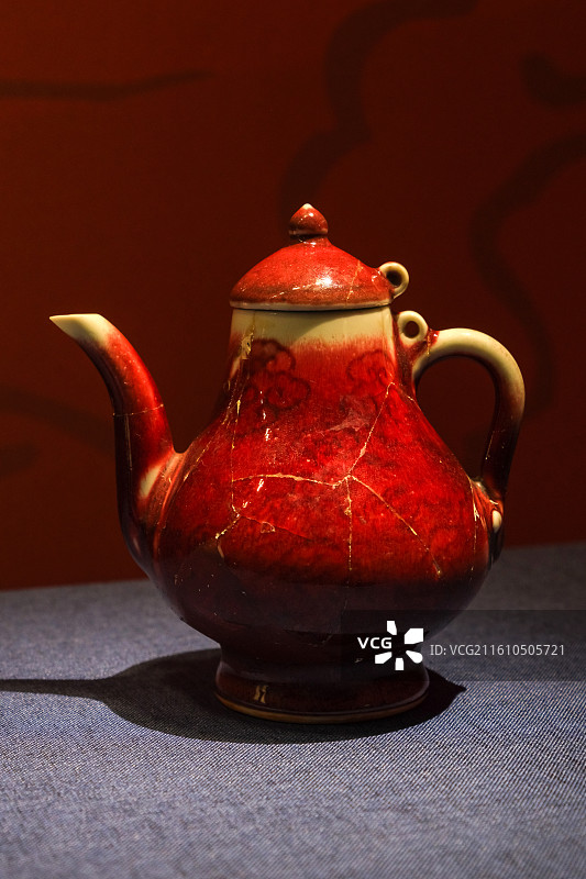 红釉刻云纹梨形壶 明·永乐 北京恭王府乐道堂“御瓷凝瑞-景德镇御窑遗址出土吉祥动物纹瓷特展”图片素材