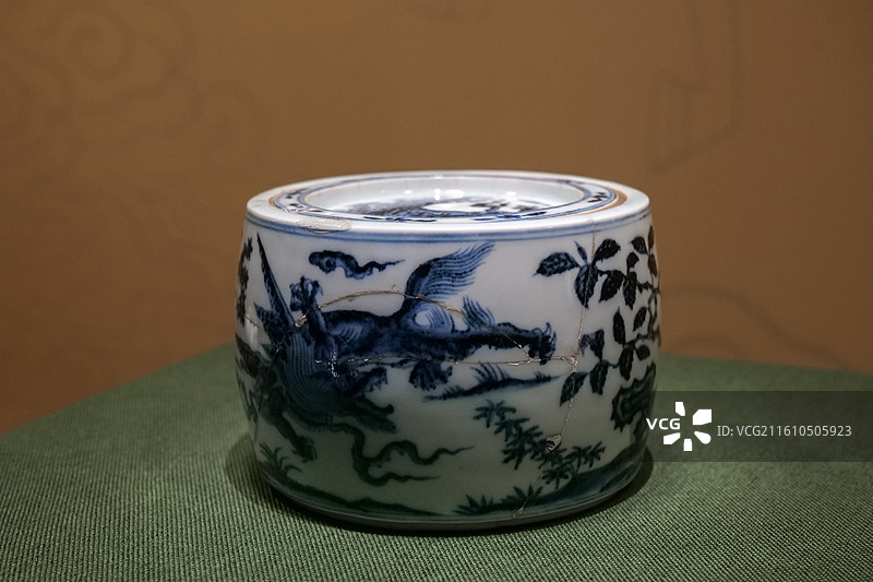 青花瑞兽纹蟋蟀罐 明·宣德 北京恭王府“御瓷凝瑞-景德镇御窑遗址出土吉祥动物纹瓷特展”图片素材
