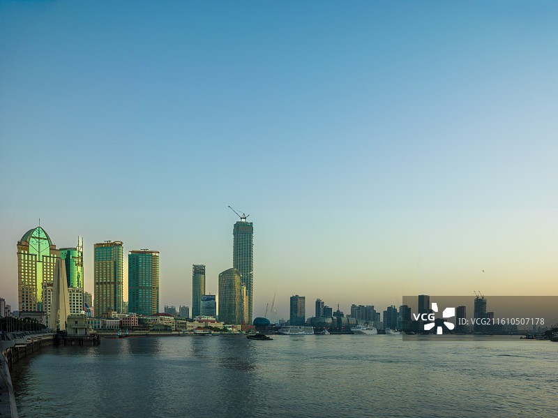 上海外滩视角下浦东陆家嘴的日出东方景象图片素材