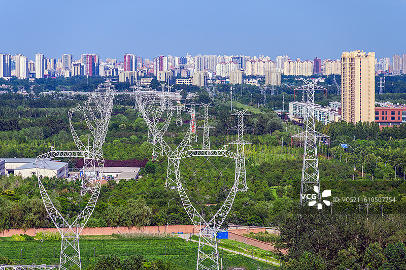 北京夏季城市建筑天际线高压输电线路铁塔图片素材