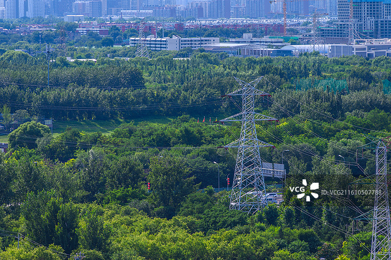 北京夏季城市建筑天际线高压输电线路铁塔图片素材