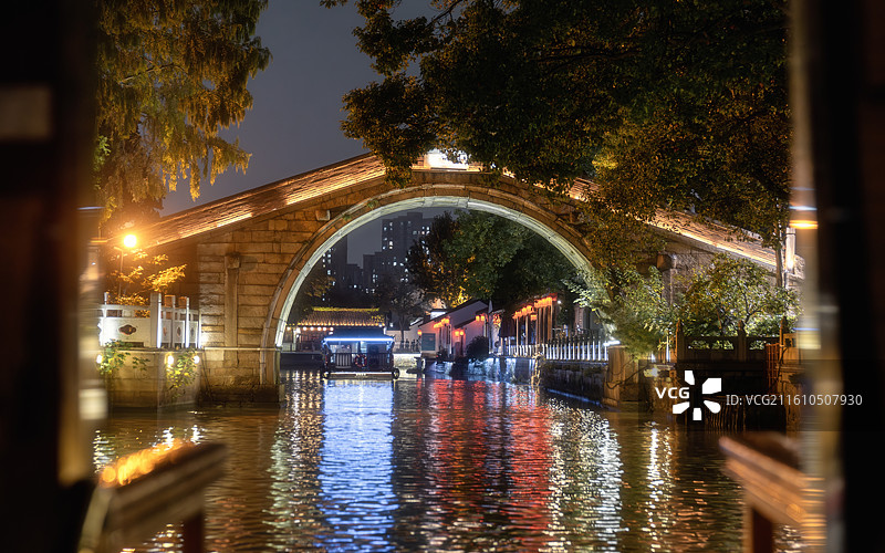 江苏苏州枫桥景区夜景--江村桥，江枫渔火对愁眠图片素材