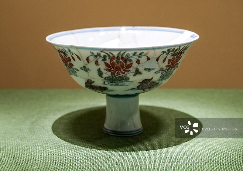 斗彩鸳鸯莲池纹高足碗 明正统至天顺年间 北京恭王府“御瓷凝瑞-景德镇御窑遗址出土吉祥动物纹瓷特展”图片素材