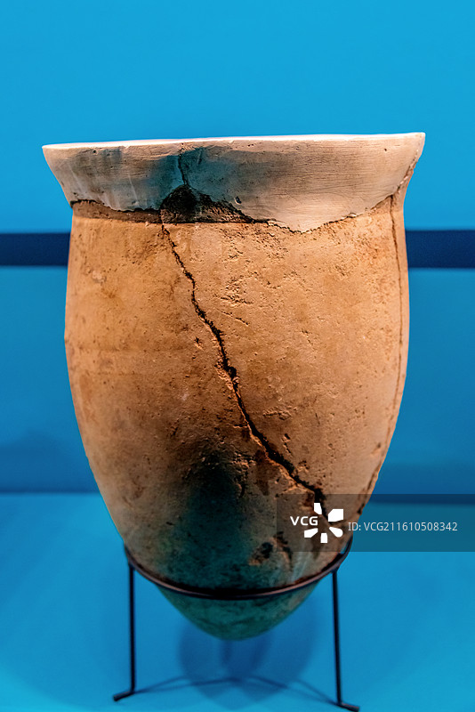 中国长沙湖南博物馆馆藏新石器时代陶缸图片素材