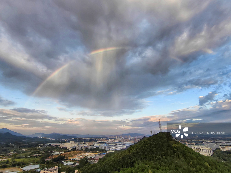 彩虹横贯东西图片素材