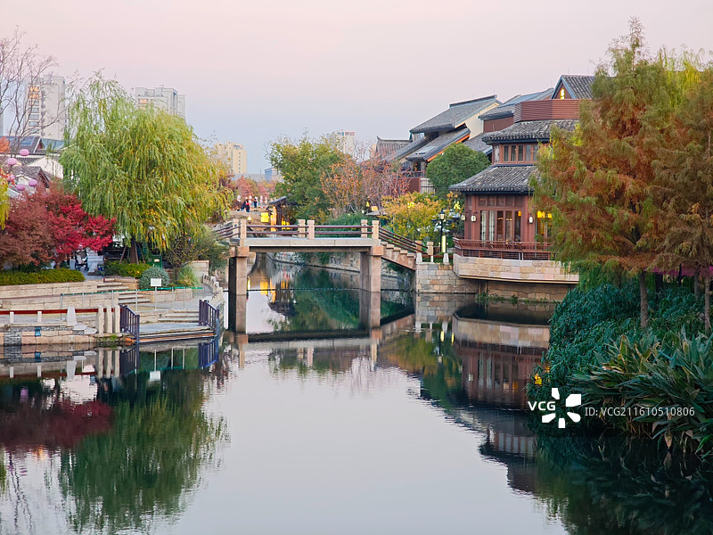 上海青浦蟠龙新天地秋天十二月傍晚时分风光（原上海青浦蟠龙天地蟠龙古镇）图片素材