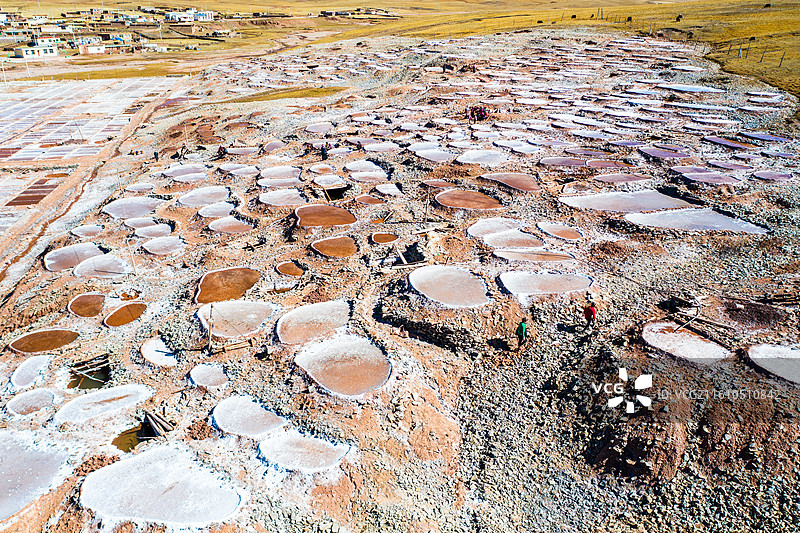 囊谦白扎盐场，青海省玉树囊谦县白扎村，地处澜沧江上游，平均海拔超过4200米，拥有1170块盐田图片素材