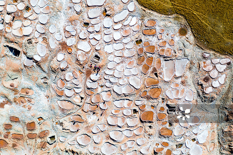 囊谦白扎盐场，青海省玉树囊谦县白扎村，地处澜沧江上游，平均海拔超过4200米，拥有1170块盐田图片素材