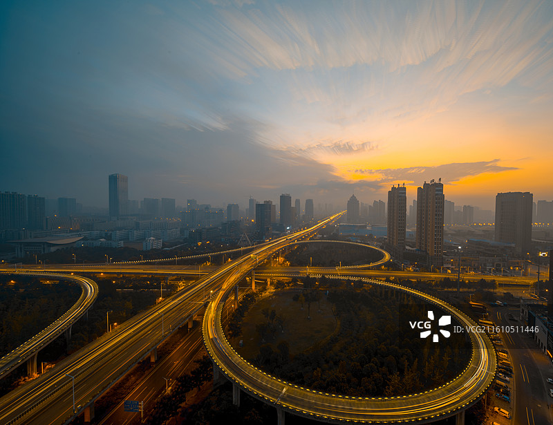 城市建筑在日出日落朝霞晚霞时分的特写图片素材