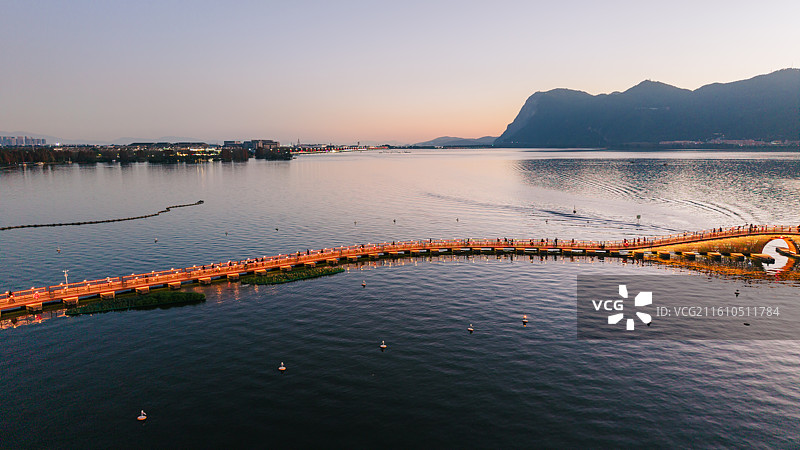 航拍昆明滇池绿道开合浮桥夜景风光图片素材