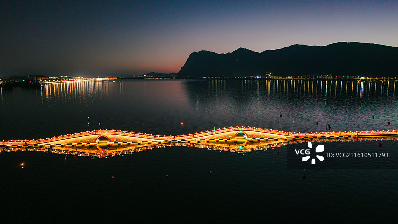 航拍昆明滇池绿道开合浮桥夜景风光图片素材