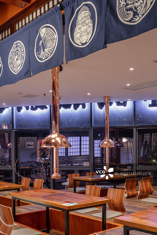 日式餐厅用餐区与铜色吊灯图片素材