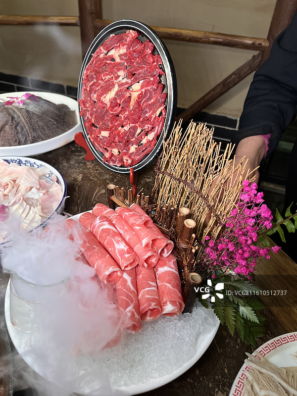 氛围感户外式火锅餐厅图片素材