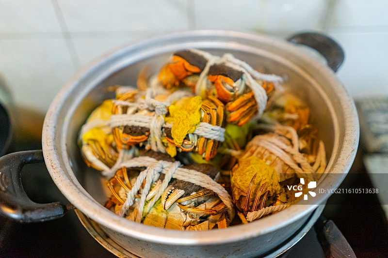 中国海产海鲜农副产品拍摄主题，蒸锅里几只被绳子捆绑绑定阳澄湖大闸蟹公蟹母蟹螃蟹，室内无人图像摄影图片素材
