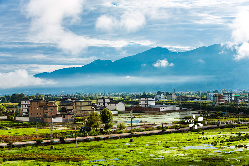 中国云南省大理白族自治州鹤庆县田园风光图片素材