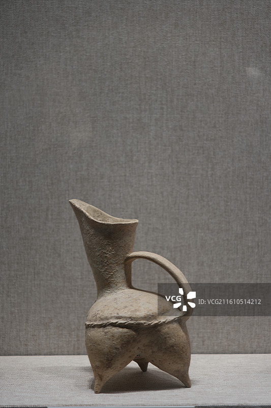 河南省博物院展出的新石器时代的白陶鬶图片素材