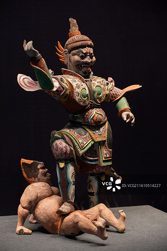 彩绘天王踏鬼木俑图片素材
