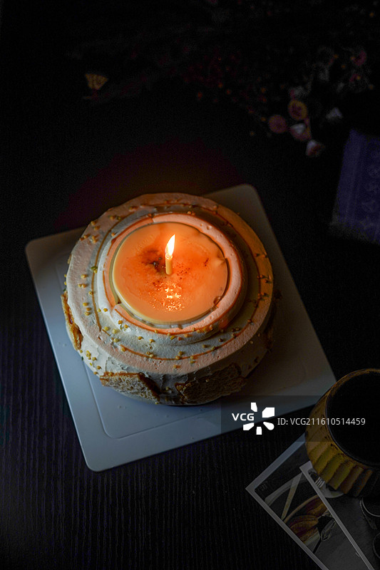 暗室里点燃的蜡烛的生日蛋糕高角度视图图片素材