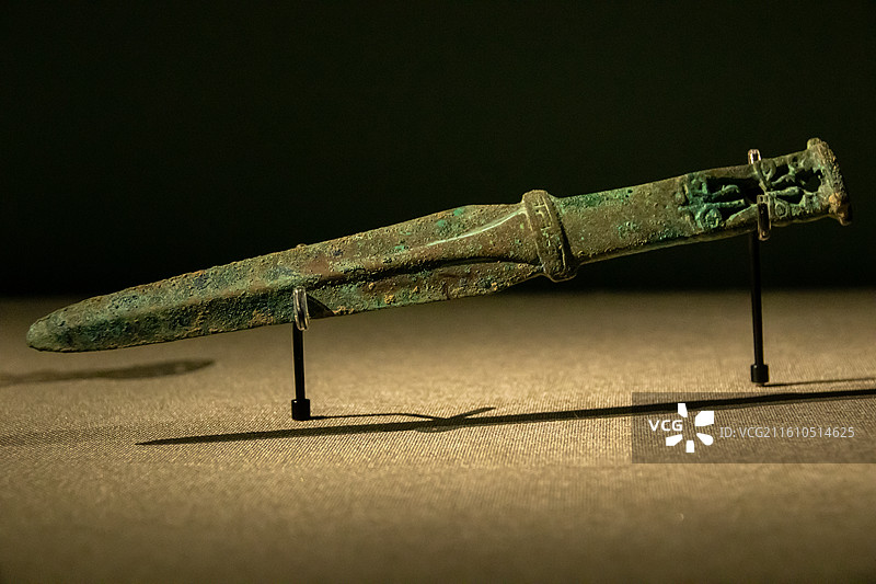 战国虎噬羊青铜剑图片素材