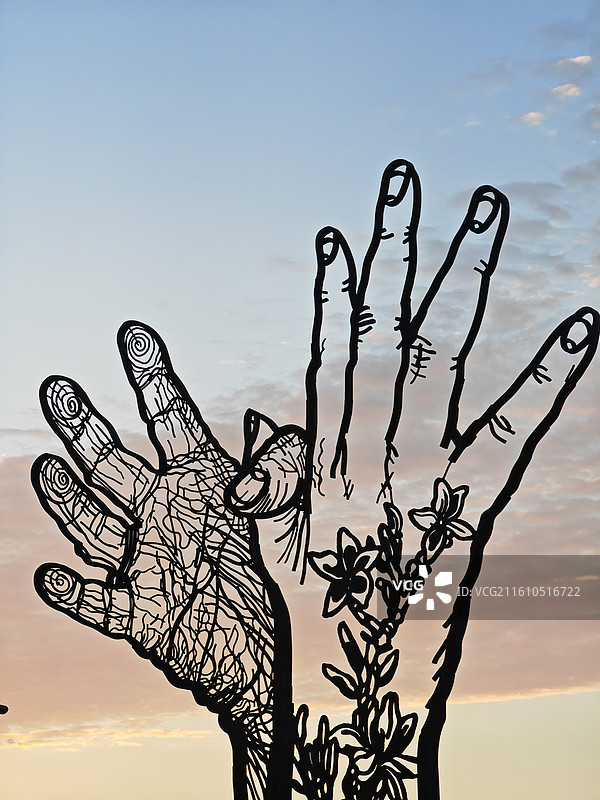 夕阳下的天空映衬下的河流景观，上海之鱼景区图片素材