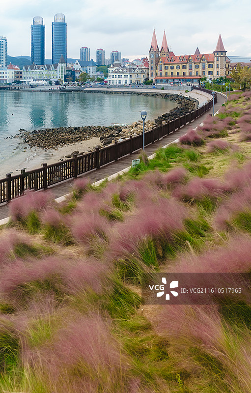 山东烟台海昌渔人码头的欧式建筑与海岸风光图片素材