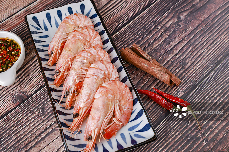 餐厅盘子里整齐的黑虎虾美食图片素材