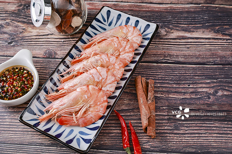 餐厅盘子里整齐的黑虎虾美食图片素材