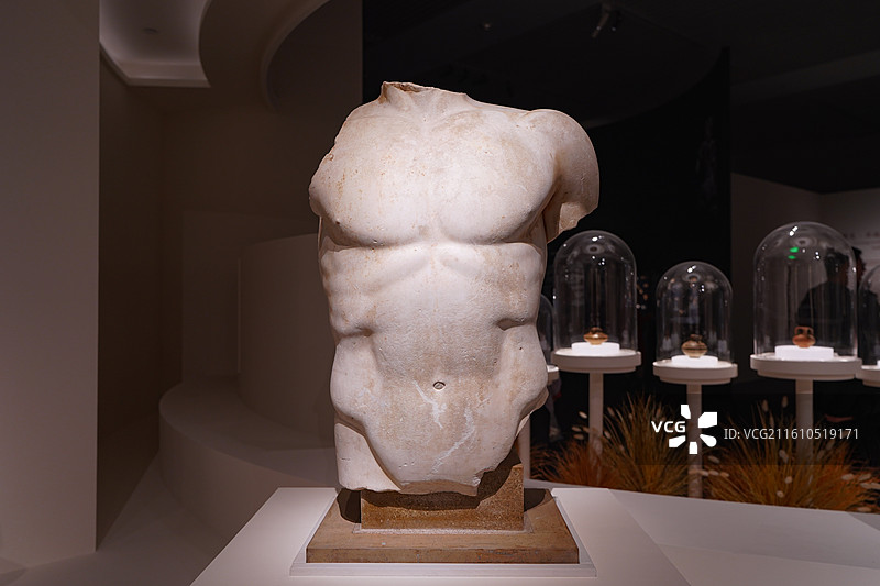 希腊国家考古博物馆藏来自雅典公元前5世纪中叶青铜原作的罗马复制品裸体男性躯干雕像图片素材