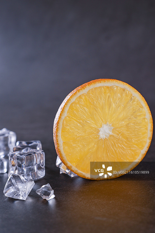 光照在圆形的橙子切片上图片素材