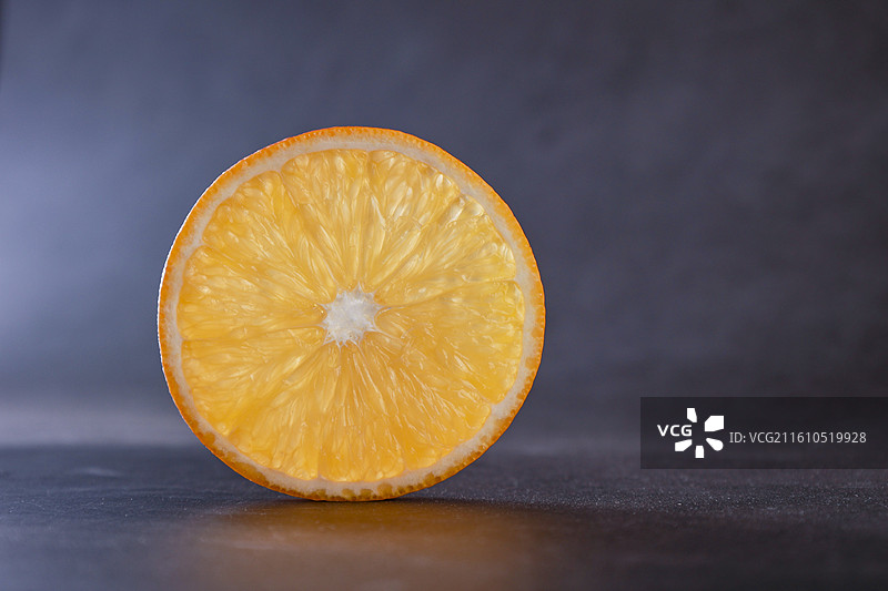 光照在圆形的橙子切片上图片素材