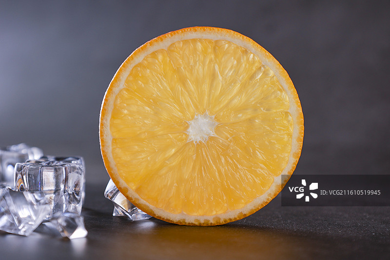 光照在圆形的橙子切片上图片素材