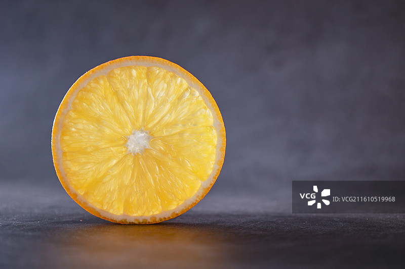 光照在圆形的橙子切片上图片素材