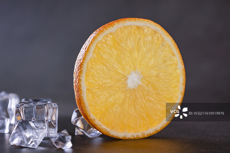 光照在圆形的橙子切片上图片素材