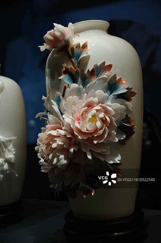 中国国家博物馆河北博物院德化窑白瓷展览。花卉蝴蝶瓷器艺术品图片素材