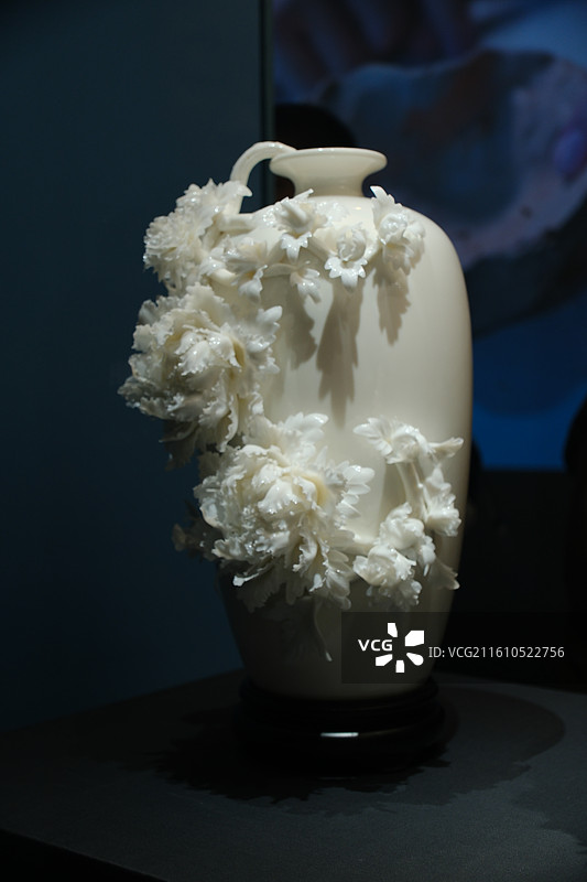 中国国家博物馆河北博物院德化窑白瓷展览。花卉蝴蝶瓷器艺术品图片素材