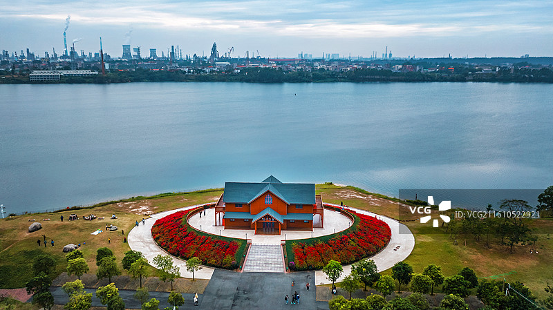茂名露天矿生态公园小木屋冬天花开航拍图片素材