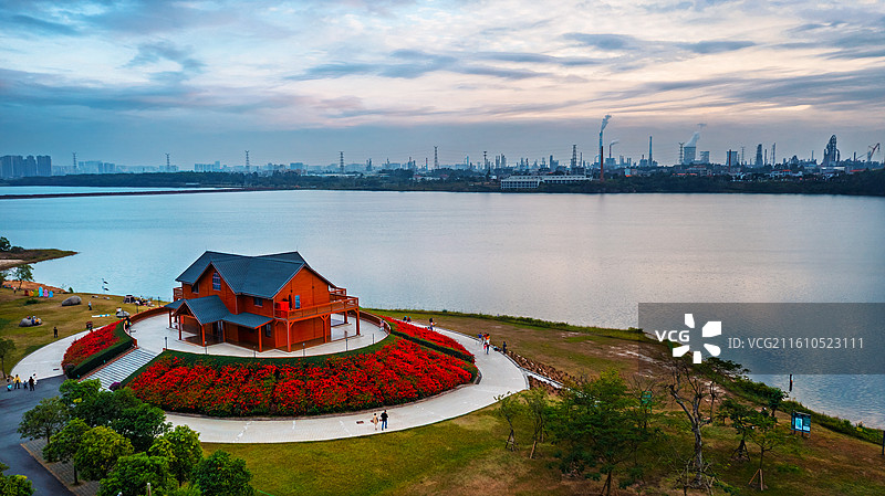 茂名露天矿生态公园小木屋冬天花开航拍图片素材