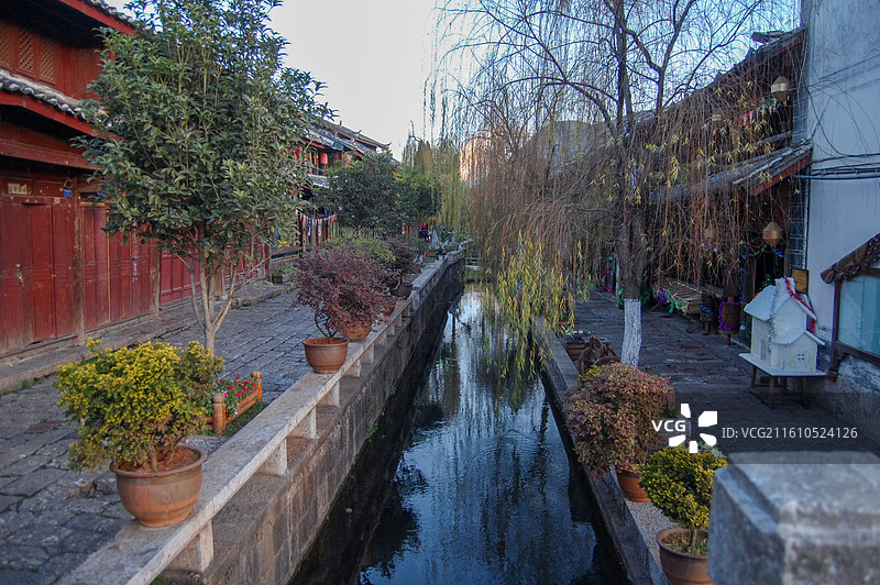 古镇水道与建筑景观图片素材