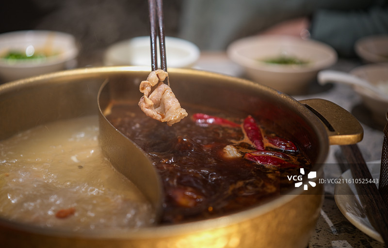 涮肉中的鸳鸯火锅图片素材