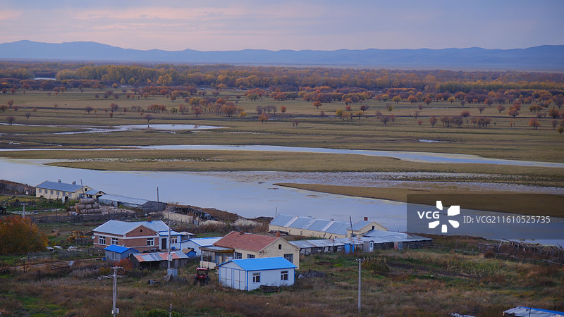 高角度视野下秋季内蒙古呼伦贝尔额尔古纳湿地草原风光图片素材