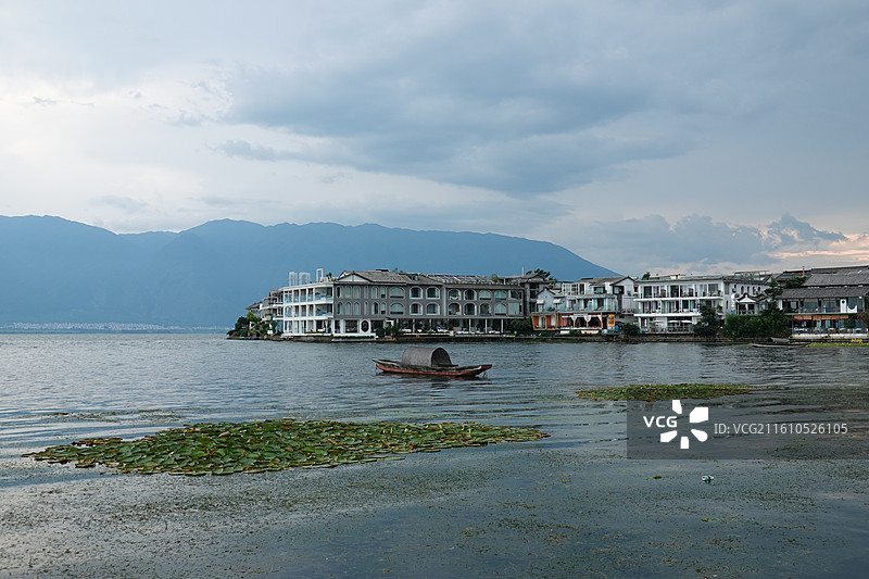 云南大理洱海双廊古镇：南诏风情码头傍晚暮光晚霞图片素材