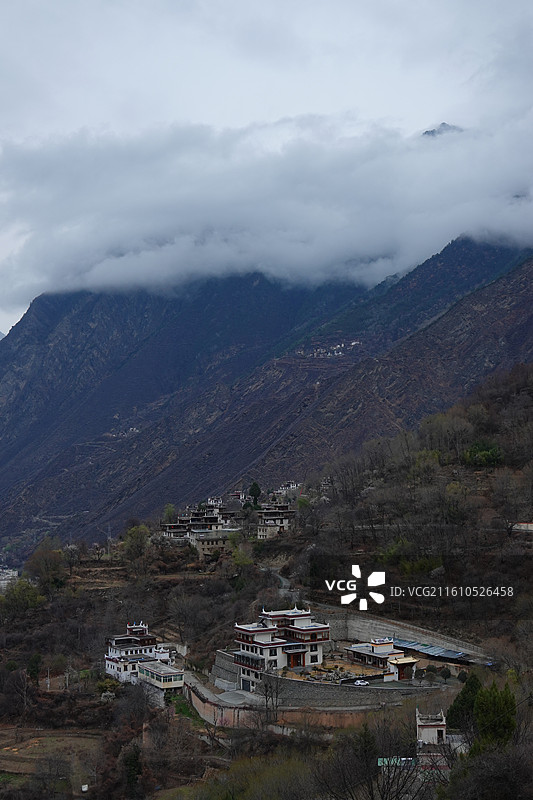 四川省甘孜州丹巴县中路藏寨和墨尔多神山云雾图片素材