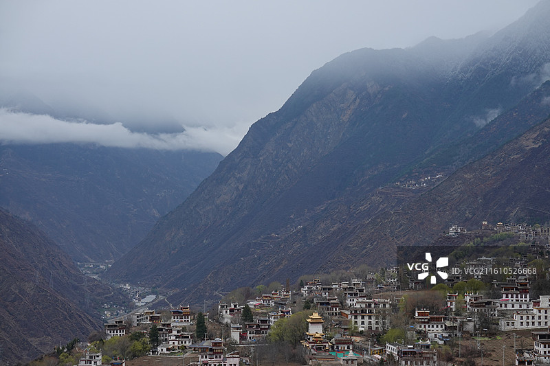 四川省甘孜州丹巴县中路藏寨和墨尔多神山云雾图片素材