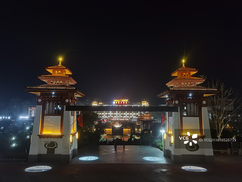 西藏林芝市墨脱县莲花圣地公园莲花湖夜景倒影图片素材